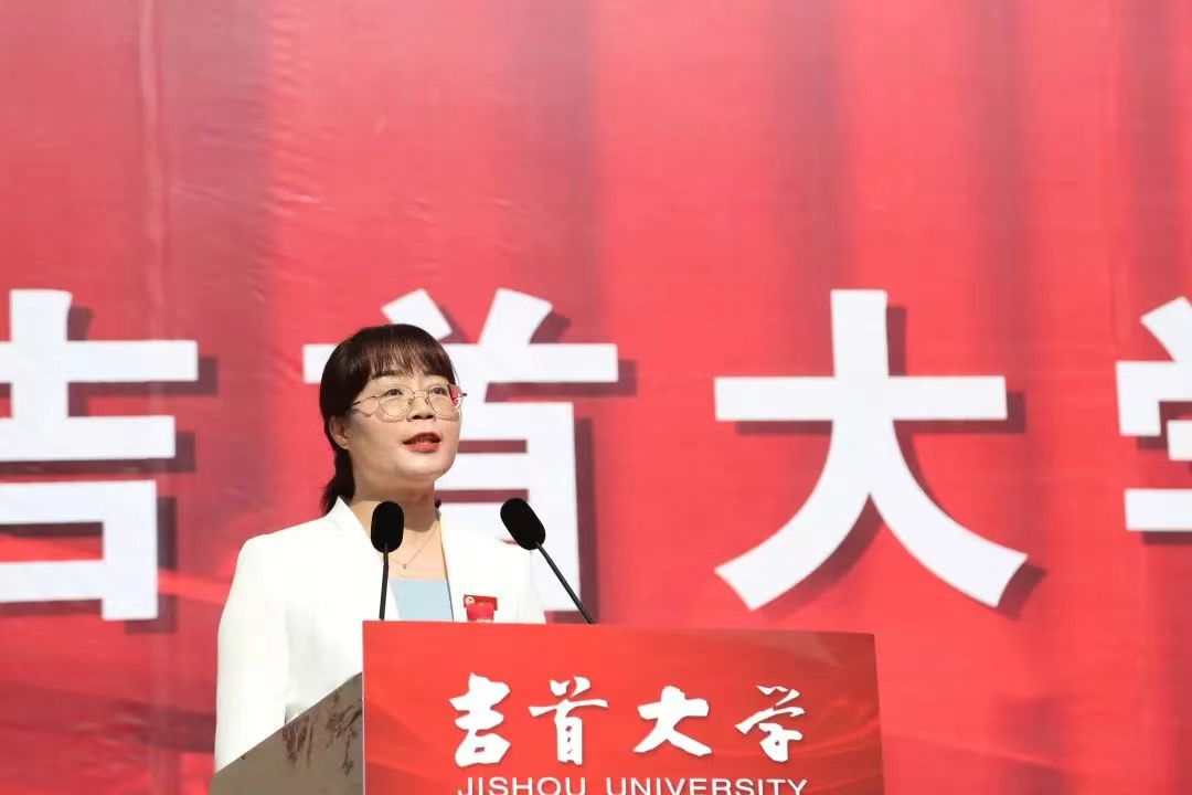 王迎春：风雨湖畔的“磨课人”